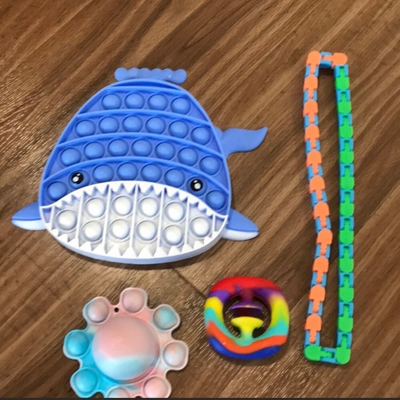 This are multiple pop toys for kids - Picture 5 of 5